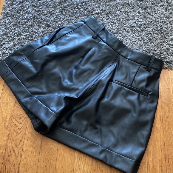 ZARA Faux Leather High Waisted Pleated Shorts Size XS - Picture 5 of 12